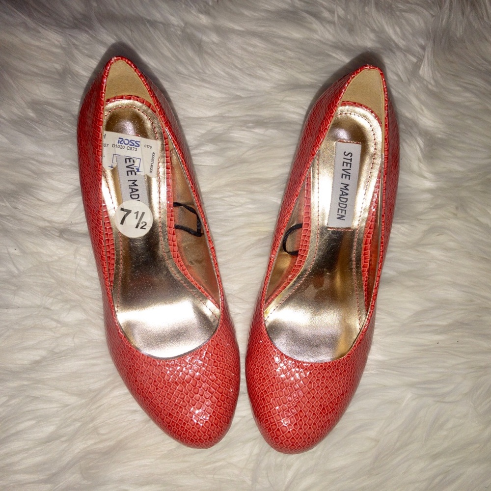 Steve Madden Pumps - Color: Coral. Size: 7.5